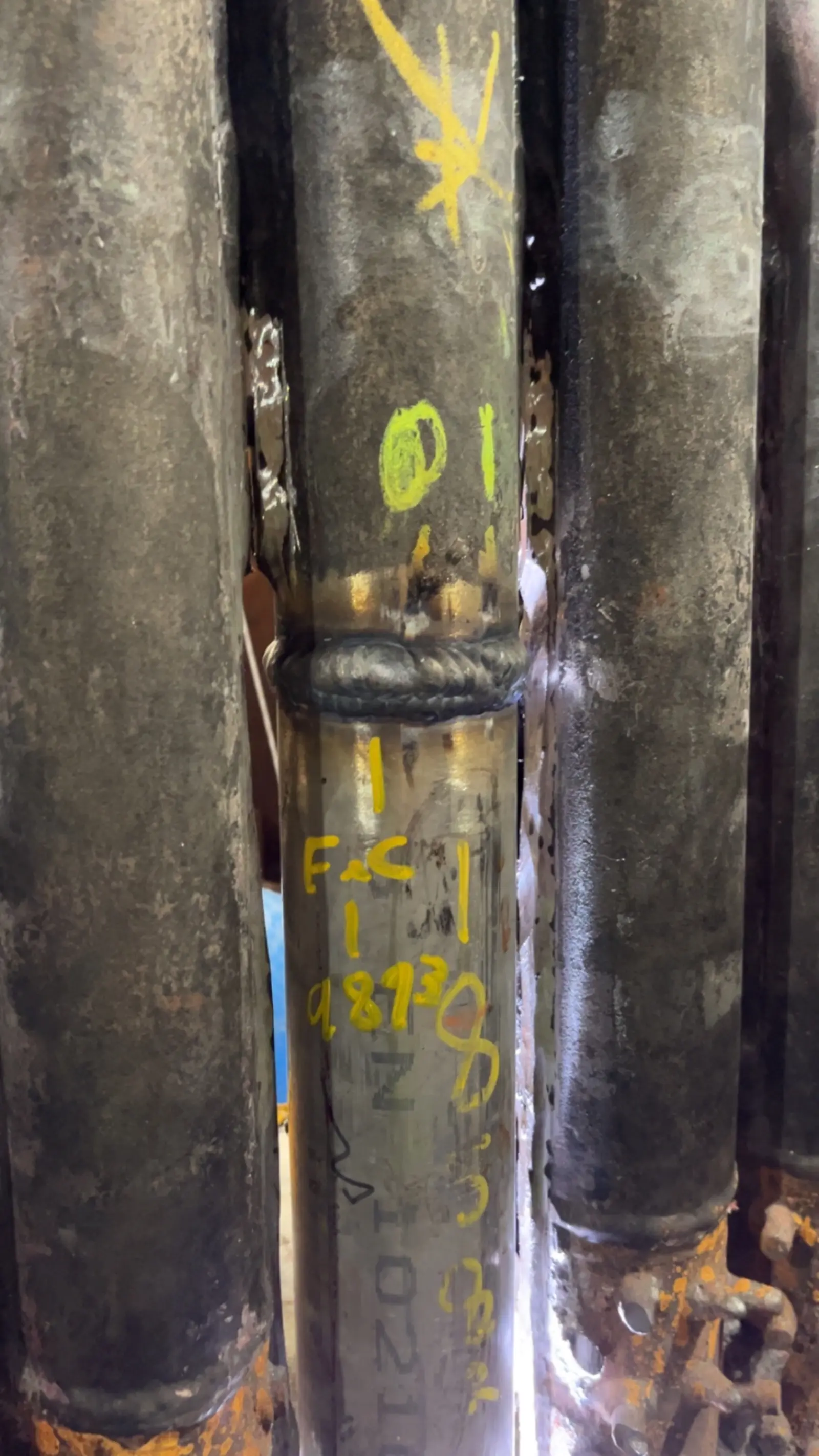 Structural pipe weld between two large diameter columns